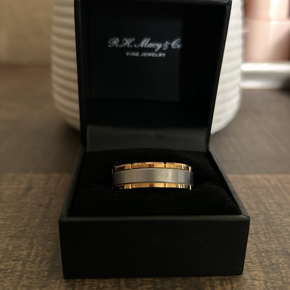 GORGEOUS Men’s wedding band. No wear and tear. Rose Gold & Titanium Sz. 13.